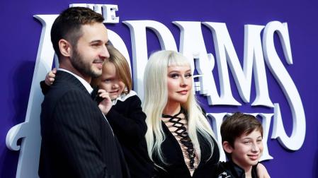 Karol G y Christina Aguilera brillan en el estreno de 'La familia Addams"'