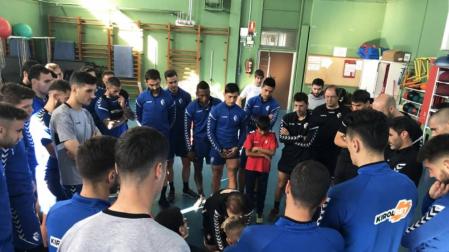 El primer equipo masculino y femenino recibe formación en maniobras de reanimación