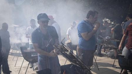 Los vecinos de la localidad de la comarca de Pamplona se dieron cita este matres, 8 de octubre, para cumplir con la tradición de comer al fuego de las brasas