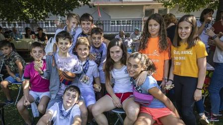 Los vecinos de la localidad de la comarca de Pamplona se dieron cita este matres, 8 de octubre, para cumplir con la tradición de comer al fuego de las brasas