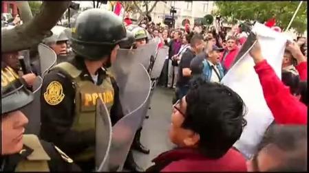 Protestas en Lima contra la decisión del presidente peruano de disolver el Congreso