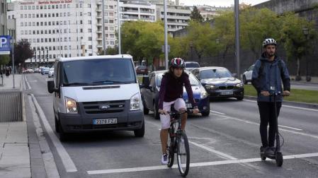 Dos periodistas comprueban las dificultades de bicis y patinetes en Pamplona