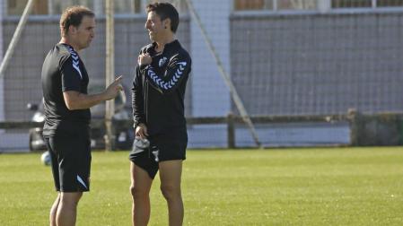Jagoba Arrasate y Bittor Alkiza conversan en los prolegómenos del último entrenamiento antes de viajar a Valencia.