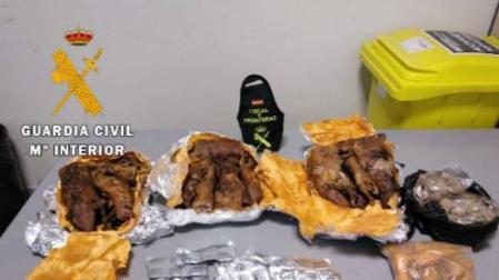 Decomisados en el aeropuerto de Pamplona 7 kilos de carne de cobaya, antibióticos y fruta