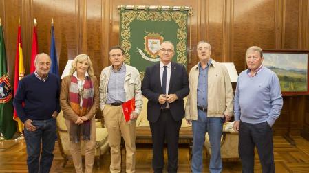 El alcalde Enrique Maya recibe a los veteranos de Osasuna