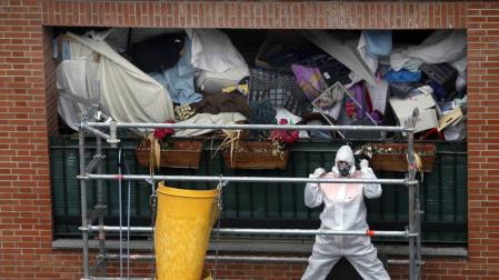 Comienza el vaciado del piso de Mendebaldea donde su inquilino acumulaba basura