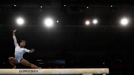 Simone Biles sella su quinto título mundial del concurso completo