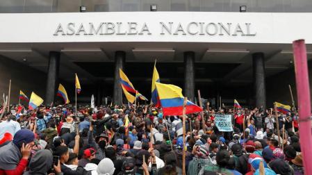 La Policía retoma el control del Parlamento en Ecuador tras ser asaltado por indígenas