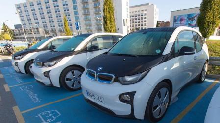 Alumnos y trabajadores de la UN dispondrán de cinco coches eléctricos