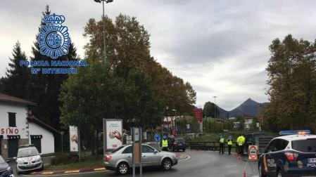 Policías españoles y franceses hacen patrullas en la frontera de Dantxarinea