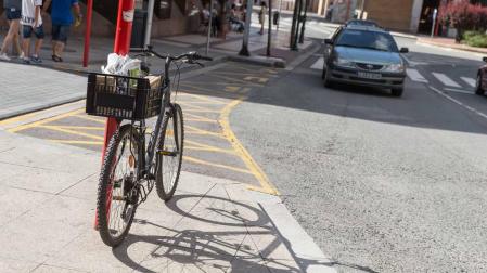 Una bicicleta aparcada en una calle de Tudela.