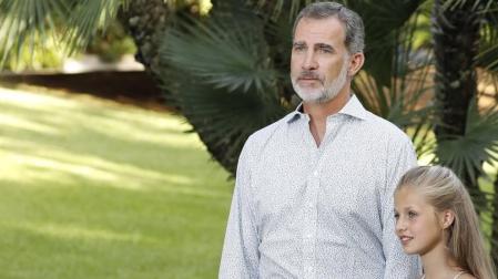 Felipe VI y su hija, la princesa Leonor, en los jardines del Palacio de Marivent.