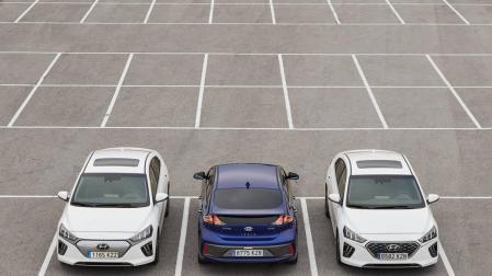 TRIDENTE ELECTRIFICADO. Bajo un mismo modelo surgen tres vehículos con distinto corazón. El primero de la izquierda es el eléctrico puro, que se identifica por la parrilla cerrada del frontal, el híbrido convencional, y el híbrido enchufable, con una nueva parrilla en forma de malla.