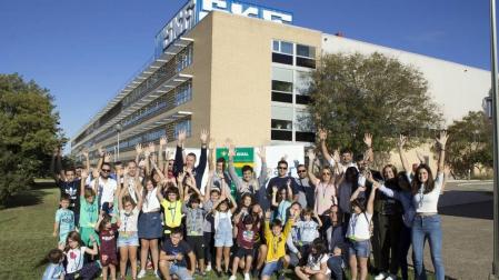 Imagen de los niños y jóvenes participantes en la jornada de prevención de riesgos laborales celebrada en la planta de SKF Tudela.
