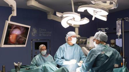 Varios cirujanos operando en la CUN.