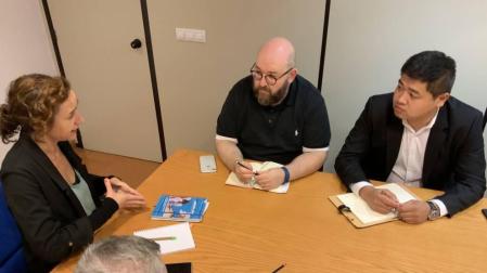 Representantes del Gobierno de Navarra y de la comunidad china en un momento de la reunión.