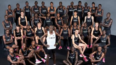 Eliud Kipchoge, rodeado por el equipo de corredores de elite que le arroparán y servirán de referencia ('liebres`) en su reto de este sábado en Viena.