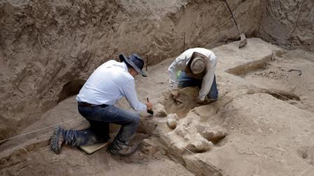 Expertos del Instituto Nacional de Antropología e Historia (INAH) trabajan en el hallazgo de restos fósiles de mastodonte, en el estado de Puebla (México).
