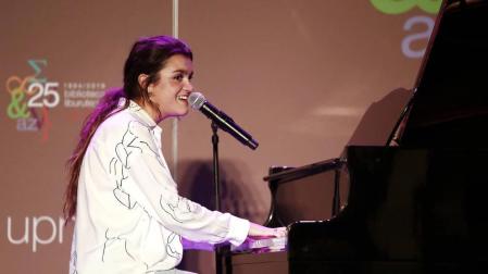 Amaia Romero clausura al piano la Cátedra 'Mujer, Ciencia y Tecnología' de la UPNA