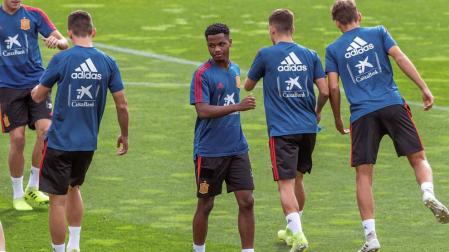 El jugador Ansu Fati realiza su primer entrenamiento con la selección española sub21