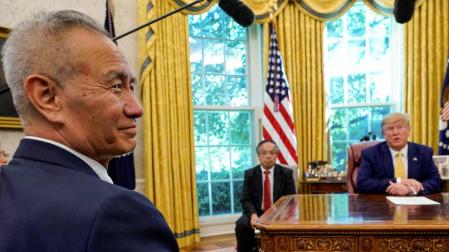 El viceprimer ministro chino Liu He y Donald Trump en el despacho oval de la Casa Blanca