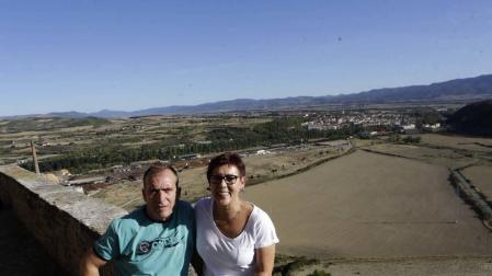 Michel Echarte y Estrella Martínez, frente a su casa en Rocaforte. Al fondo, Sangüesa.