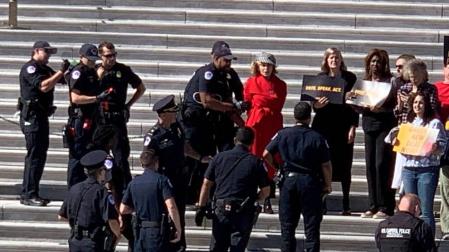 La actriz Jane Fonda fue detenida en las escalinatas del Congreso de Estados Unidos