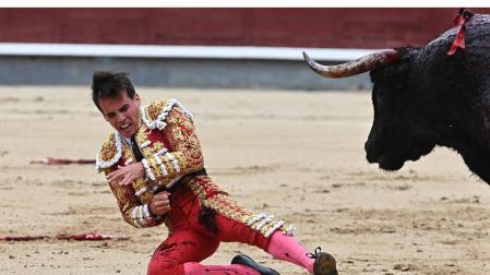 El diestro Gonzalo Caballero ha sido cogido en el tradicional festejo del Día de la Hispanidad en Madrid.