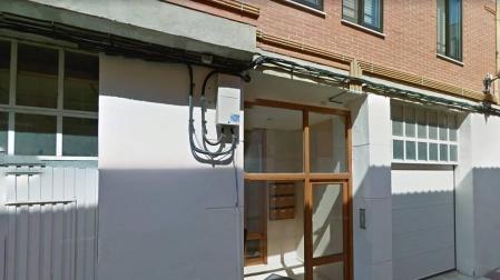 Portal de la vivienda de Marcilla en la que se produjo el incendio