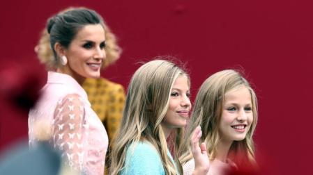 Los reyes Felipe y Letizia, acompañados de sus hijas, Leonor y Sofía, han llegado poco antes de las 11.00 horas de este sábado a la Plaza de Lima de Madrid para presidir el desfile del Día de la Fiesta Nacional.