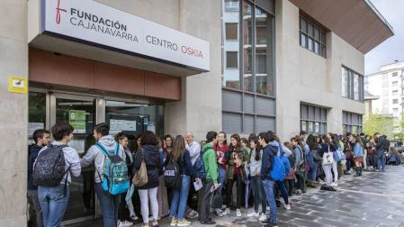 Colas para participar en la Cabalgata de Pamplona