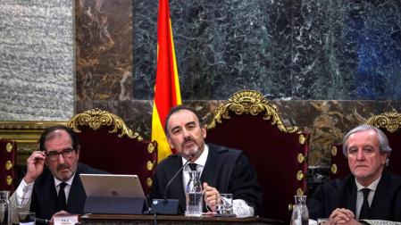 El presidente del tribunal y ponente de la sentencia, Manuel Marchena (c), junto a los magistrados, Andrés Martínez Arrieta (i) y Juan Ramón Berdugo (d), durante el juicio del "procés".