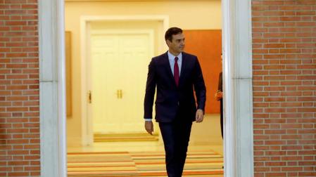 El presidente del Gobierno en funciones Pedro Sánchez sale para recibir a la selección española de baloncesto