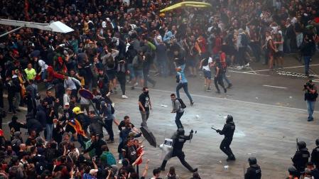 La movilización ha sido convocada por la plataforma Tsunami Democràtic, que ha repartido tarjetas de embarque falsas
