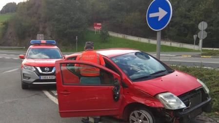Detenida una conductora por circular con una rueda reventada por la N-121-A