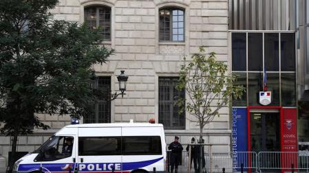 Un hombre ataca con un cuchillo a varios policías en París