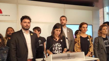 Gabriel Rufián, Marta Vilalta y Anna Caula, junto a diputados y dirigentes de ERC.