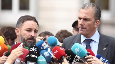 El presidente de VOX, Santiago Abascal y el secretario general de Vox, Javier Ortega Smith, en rueda de prensa tras conocerse la sentencia del Tribunal Supremo.