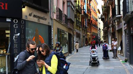 La calle Zapatería despojada de aceras y de calzada y convertida en una de las más comerciales del Casco Antiguo.