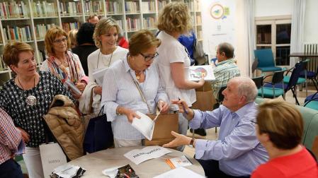 Emilio Garrido firma ejemplares de su libro en el encuentro del Club de Lectura de Diario de Navarra en Pamplona.