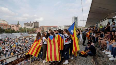 Jóvenes cortan las vías del tren en Girona.