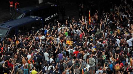 La movilización ha sido convocada por la plataforma Tsunami Democràtic, que ha repartido tarjetas de embarque falsas