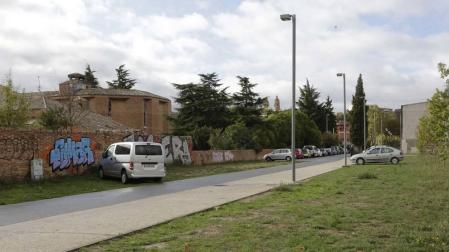 La trasera del convento de las Agustinas, en Aranzadi, un aparcamiento irregular