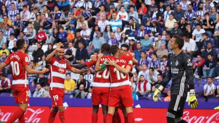 Un gol de Carlos Fernández permite al Granada seguir en lo alto de la clasificación