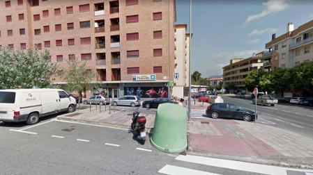 El local se encuentra en la esquina entre la calle Mercatondoa y la travesía Mercatondoa.