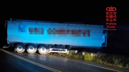 Herido leve tras salirse de la vía con su camión en Valtierra