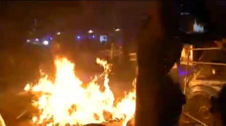 Barricadas de fuego ante el cordón policial en la Delegación del Gobierno en Barcelona