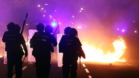 Enfrentamientos entre manifestantes y agentes policiales en las calles de la capital condal por las protestas generadas tras la sentencia del 'procés'.