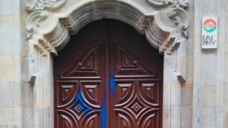 El PNV denuncia un ataque con pintura en su sede de Pamplona