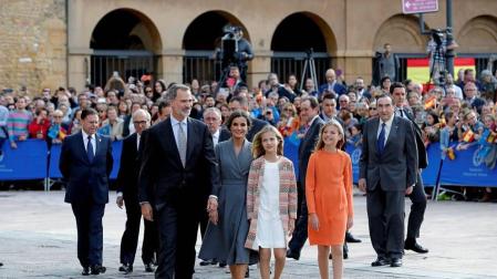Cientos de personas han recibido a la Familia Real a su llegada a la plaza de la catedral de Oviedo